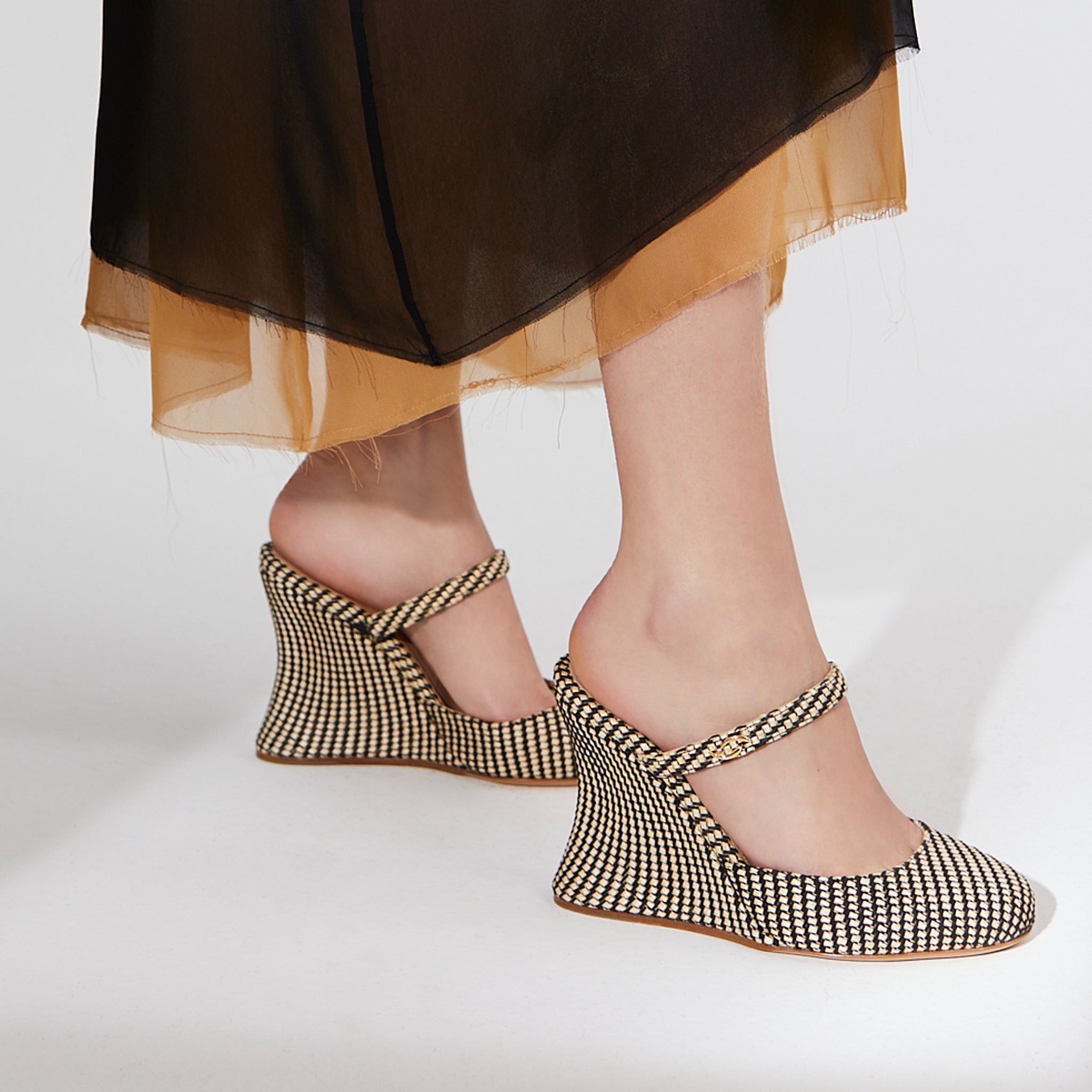La Nonchalante Nude&Black Raffia